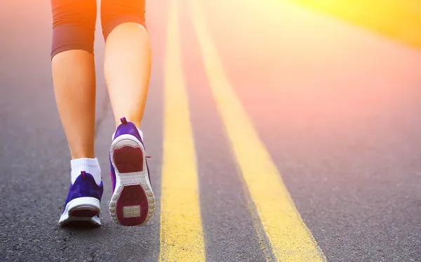 Runner Female Feet Running on Road (en inglés). Corre. — Foto de Stock