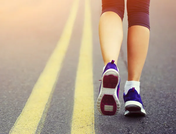 Runner Female Feet Running on Road (en inglés). Corre. — Foto de Stock