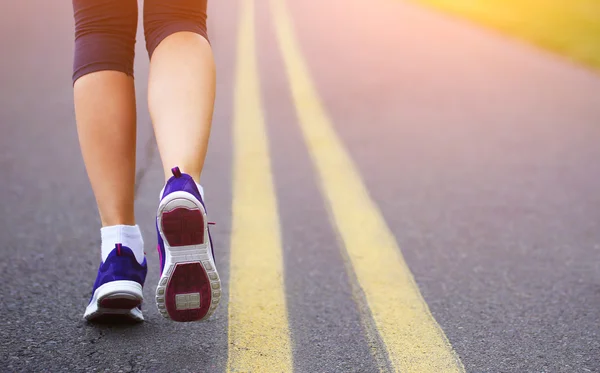Runner Female Feet Running on Road (en inglés). Corre. — Foto de Stock