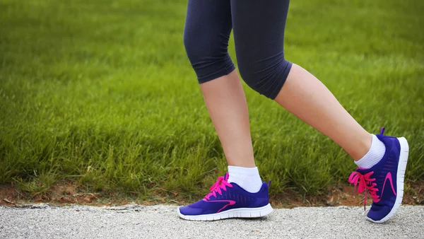 Runner Female Feet Running beside Green Grass. Jog — Stock Photo, Image