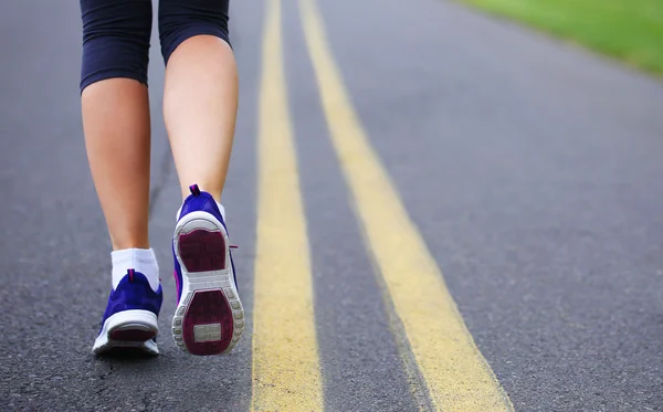 ランナー道路で実行されている女性の足ジョグ — ストック写真