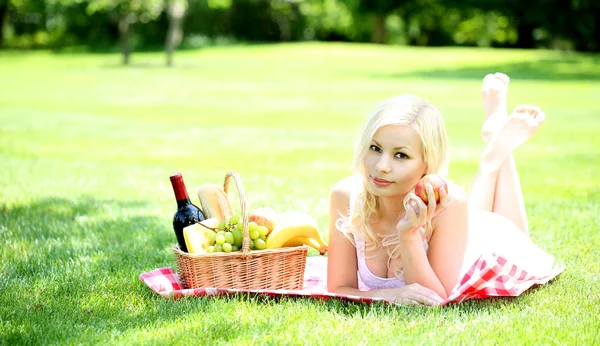 Picknick. blond ung kvinna med korg med mat. utomhus — Stockfoto