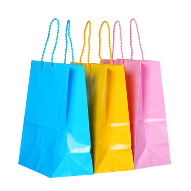 Beyazlar üzerinde izole edilmiş renkli alışveriş torbaları