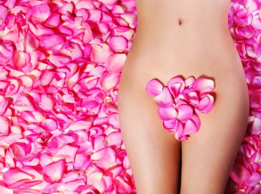 kadın vücudu üzerinde pembe gül yaprakları. ağda kavramı. Bikini