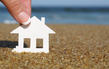 Sahilde kağıt ev. mortgage kavramı. Makro