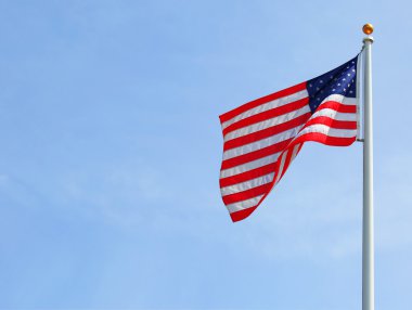 Mavi gökyüzünde Amerikan bayrağı