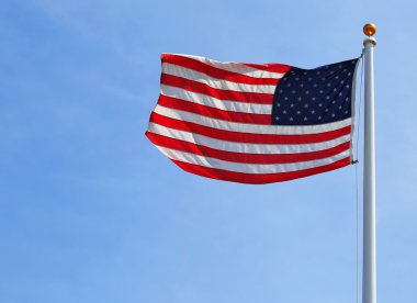 Mavi gökyüzünde Amerikan bayrağı