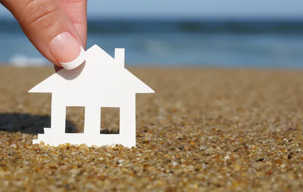 Paper house on the beach. Concept of mortgage. Macro — Stock Photo, Image