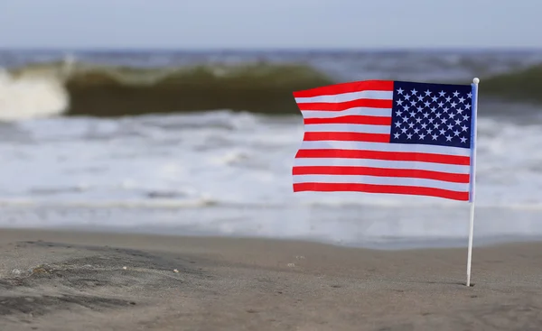 ビーチのアメリカ国旗 — ストック写真