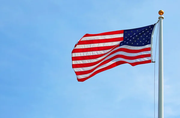 Amerykańska flaga nad błękitnym niebem — Zdjęcie stockowe