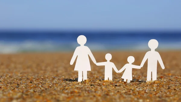 Familia de papel en la playa. Concepto familiar — Foto de Stock