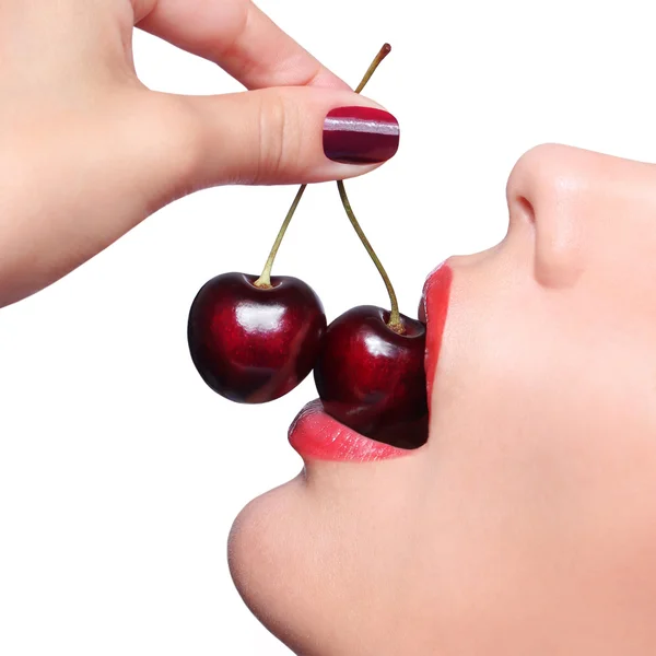 Sexy rode lippen met cherry geïsoleerd op wit — Stockfoto