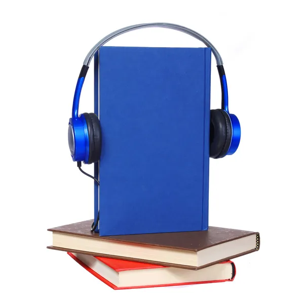 Concetto audiolibro. Cuffie e libri isolati — Foto Stock