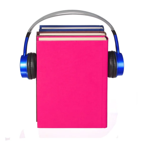 Concepto de audiolibro. Auriculares y libros aislados —  Fotos de Stock