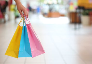 alışveriş! renkli alışveriş alışveriş torbaları tutmak el
