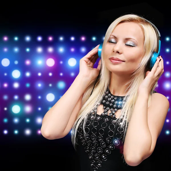 Joven DJ Mujer con Auriculares. Chica rubia feliz —  Fotos de Stock