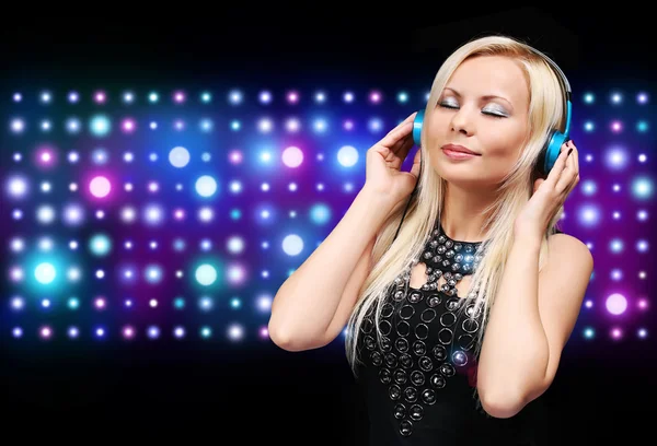 Joven DJ Mujer con Auriculares. Feliz chica rubia disfrutando de la M —  Fotos de Stock