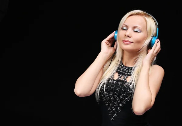 Blondynka ze słuchawkami cieszyć się muzyką — Zdjęcie stockowe
