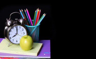 siyah arka plan üzerinde okul malzemeleri. çalışmalar aksesuarları