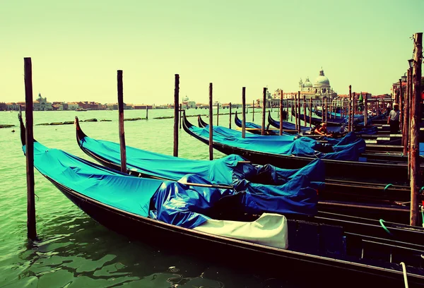 Gondolas amarradas por la plaza de San Marcos. Venecia, Italia, Europa — Foto de Stock