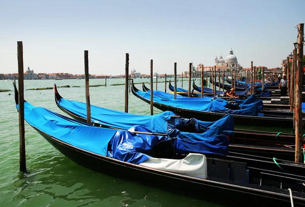 Gondolas amarradas por la plaza de San Marcos. Venecia, Italia, Europa — Foto de Stock