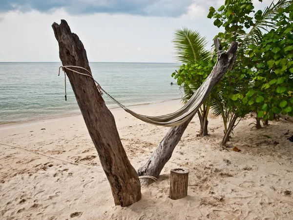 Hangmat op het strand — Stockfoto