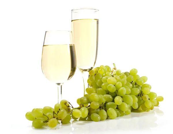Białego wina i winogron na białym tle — Zdjęcie stockowe
