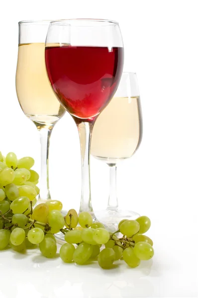 Vino tinto y blanco con uvas — Foto de Stock