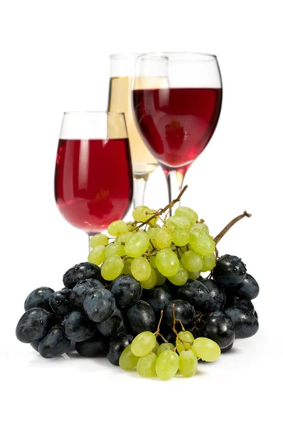 Виноград с красным и белым вином — стоковое фото