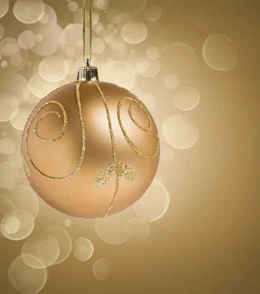 Bola de oro de Navidad con bokeh — Foto de Stock