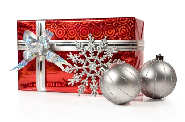 Prezent na Boże Narodzenie z srebrne kulki — Zdjęcie stockowe