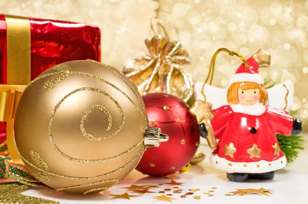Altın christmas hediyeler ve süslemeler — Stok fotoğraf