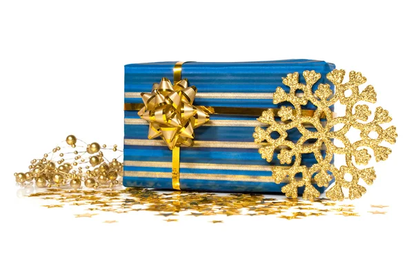 Подарочная коробка с золотыми украшениями — стоковое фото