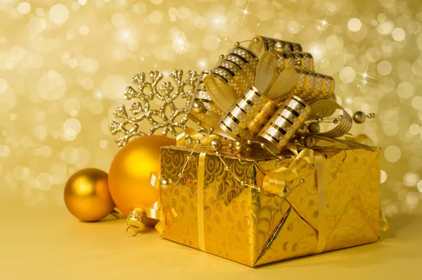 Caja de regalo de oro y bolas de Navidad — Foto de Stock