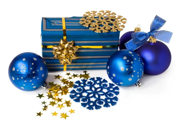 Geschenkbox, Weihnachtskugeln und Konfetti — Stockfoto
