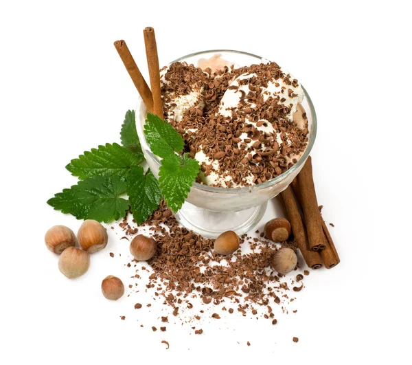 Gelato con cioccolato, noci e cannella — Foto Stock