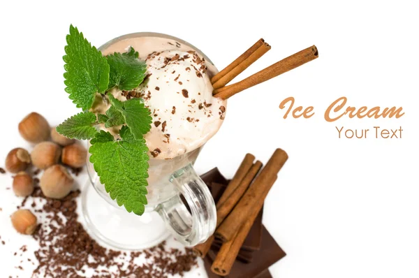 Çikolatalı ve fındıklı dondurma.