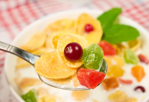 Fiocchi di mais con latte, frutta e bacche — Foto Stock