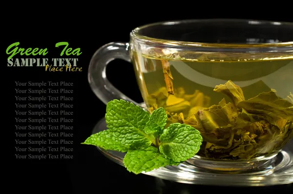 Cam bardakta yeşil çay — Stok fotoğraf