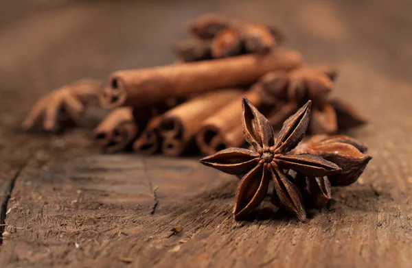 Anís estrellado y palitos de canela de cerca —  Fotos de Stock