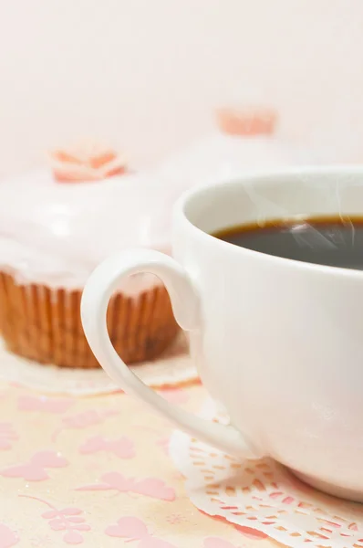 Kopje warme koffie en gebak — Stockfoto