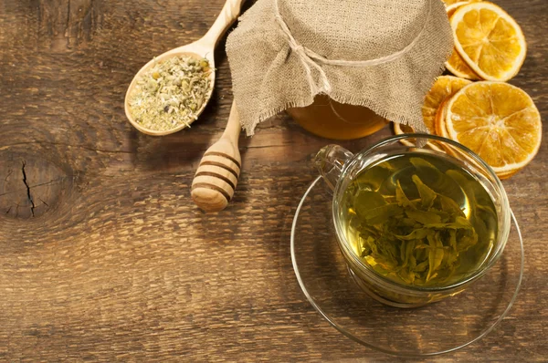 yeşil çay bal ve kurutulmuş portakal ile