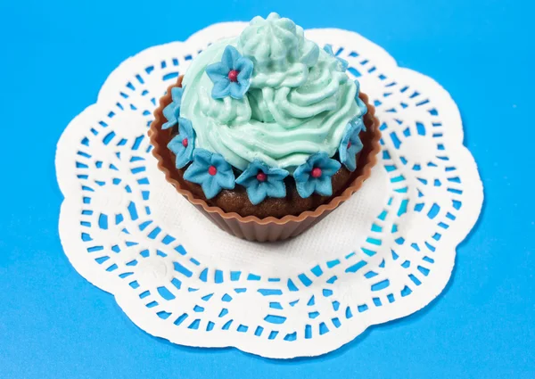 Cupcake com um creme azul — Fotografia de Stock