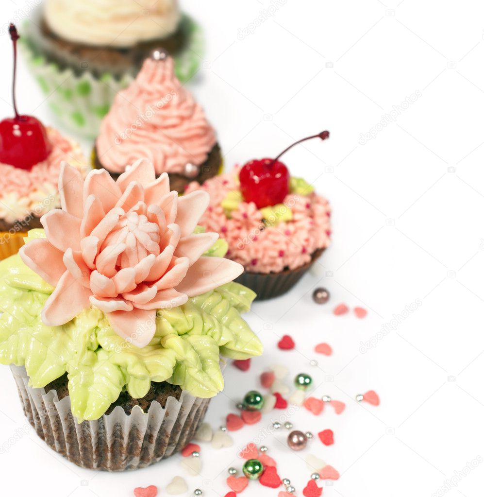 cupcakes with flowers from the mastic