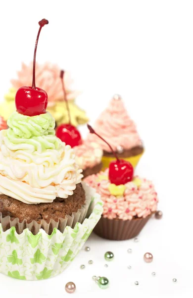 Cupcakes com creme e cerejas — Fotografia de Stock