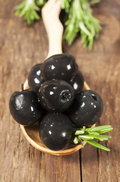 Schwarze Oliven in einem Kochlöffel in Großaufnahme — Stockfoto