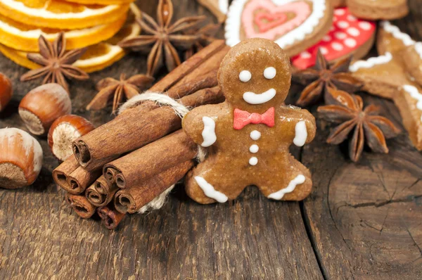 Pepparkaksgubbe och kryddor — Stockfoto