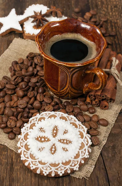Warme koffie en gebak met suikerglazuur — Stockfoto