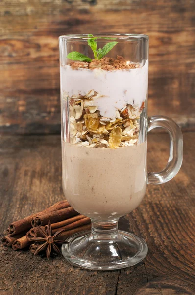 Dessert mit Joghurt, Müsli und Nüssen — Stockfoto