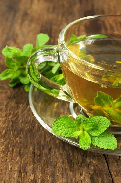 Glass cup with green tea and mint — Stock Photo, Image